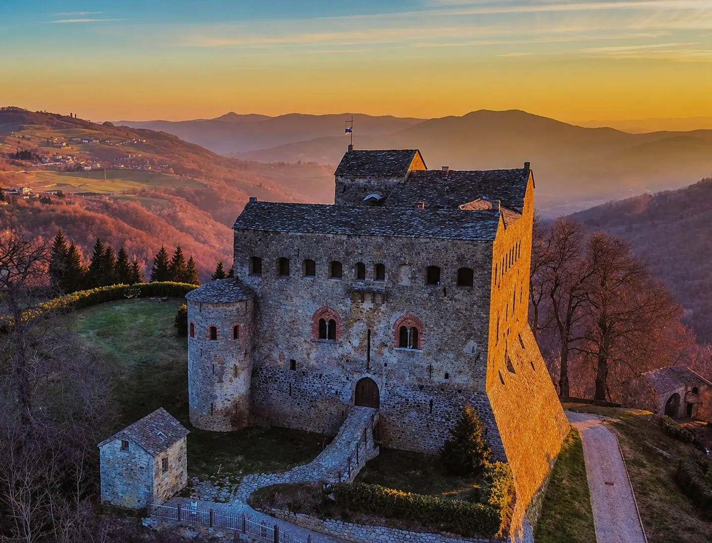 Il castello di Prunetto al tramonto