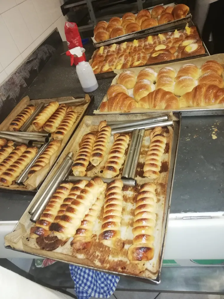 Teglie di brioche e panini dolci appena sfornati