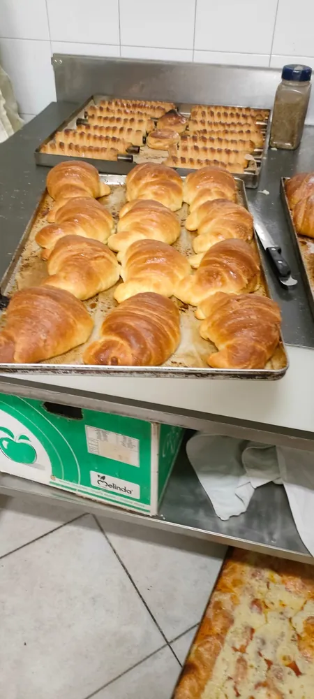 Brioche appena sfornate in teglia