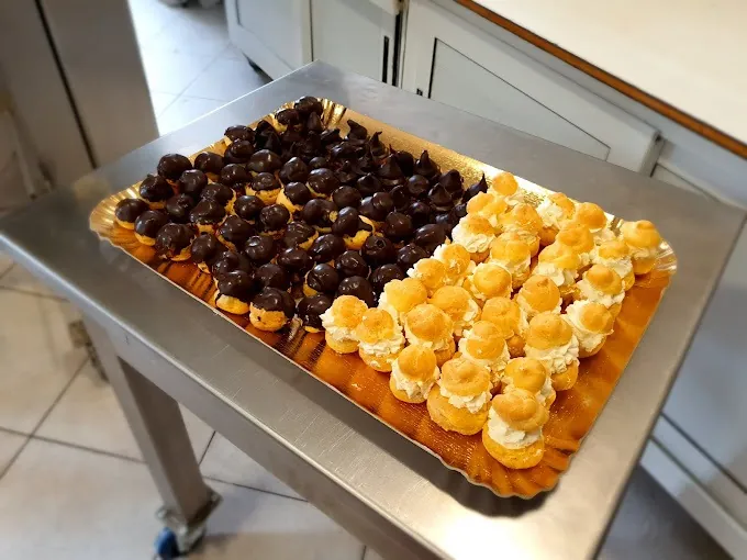 Vassoio di dolcetti nel laboratorio
