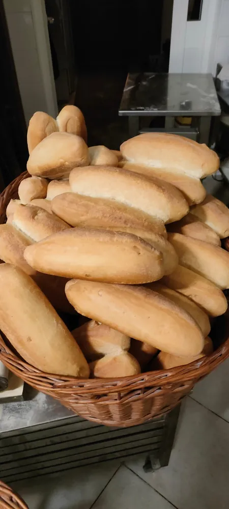 Cesto di micche di pane fresco