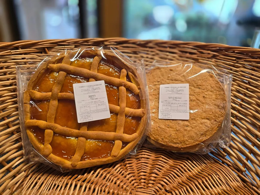 Crostata di marmellata e torta di nocciole confezionate