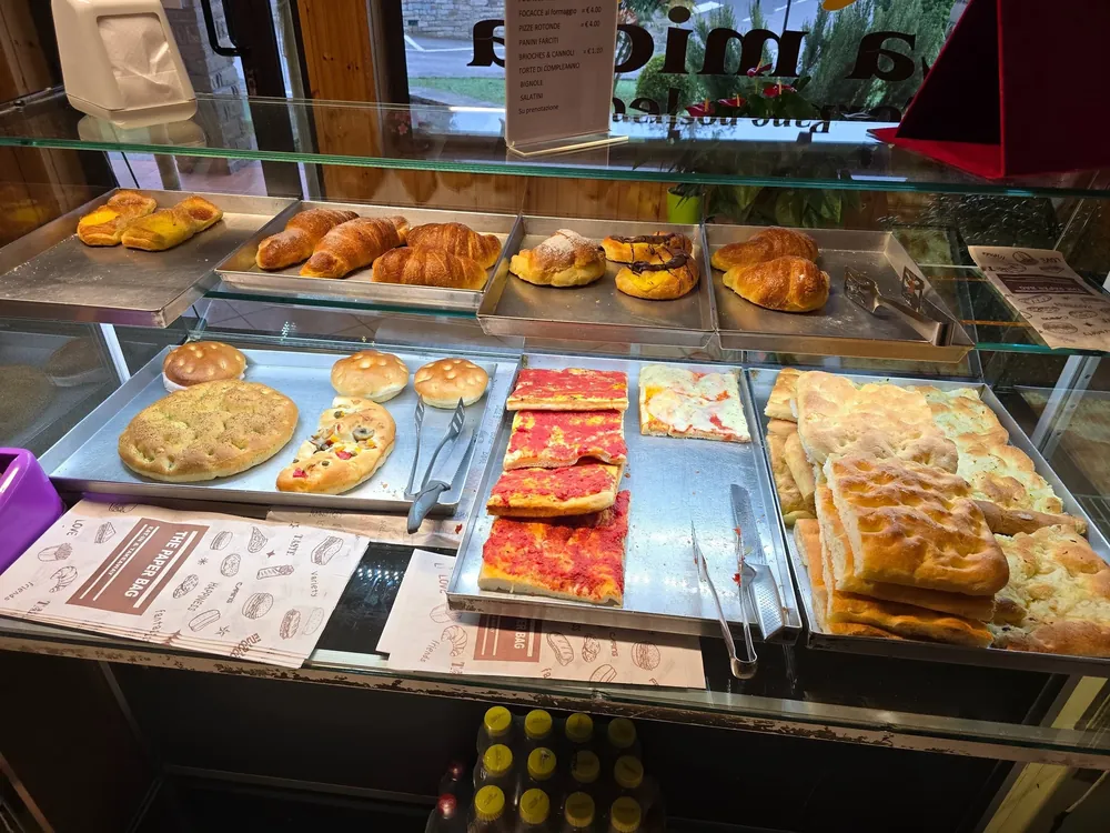 La vetrina della panetteria con focacce e brioches
